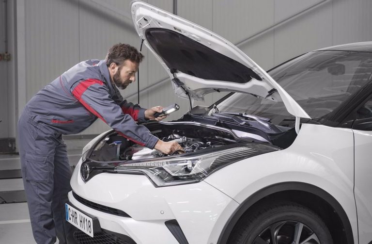 No empujes nunca un coche que está sin batería: este es el motivo