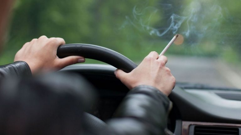 La nueva ley que llega en 2024 y que no gustará a quienes fuman en el coche