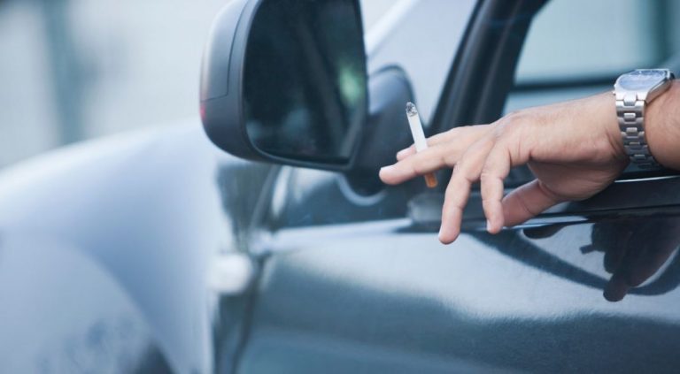 ¿Va a prohibir la DGT que fumes en tu coche?