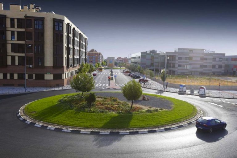 Lo más peligroso que puedes hacer en una glorieta según la DGT