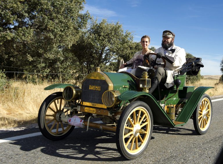52 coches centenarios se van de rally