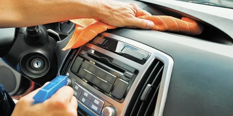 La OCU desvela cinco productos de limpieza que no debes utilizar en tu coche jamás