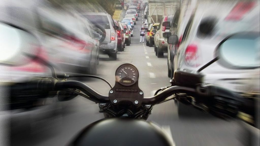 A más de 300 km/h ¡Y un coche se le adelanta!