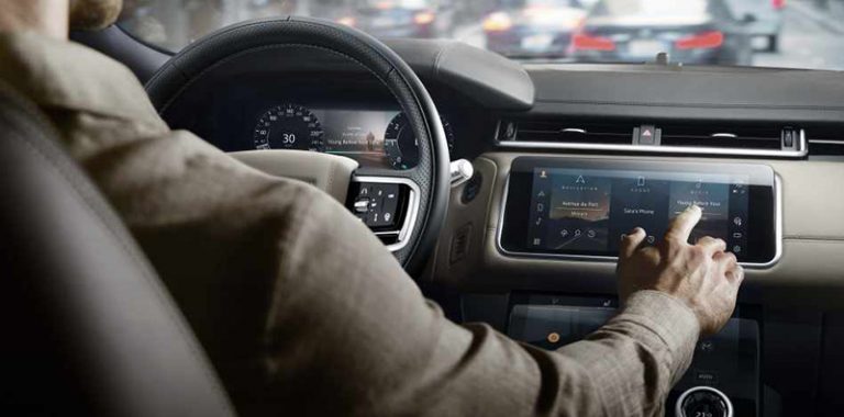 Aviso de la DGT: cuatro conductas habituales al volante que te pueden costar una multa