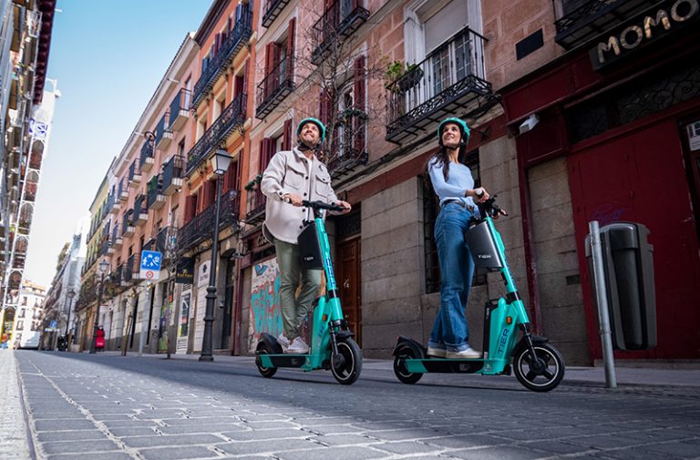 Aviso de la DGT: las multas de hasta 1.000 euros que te pueden poner si circulas así en patinete este verano