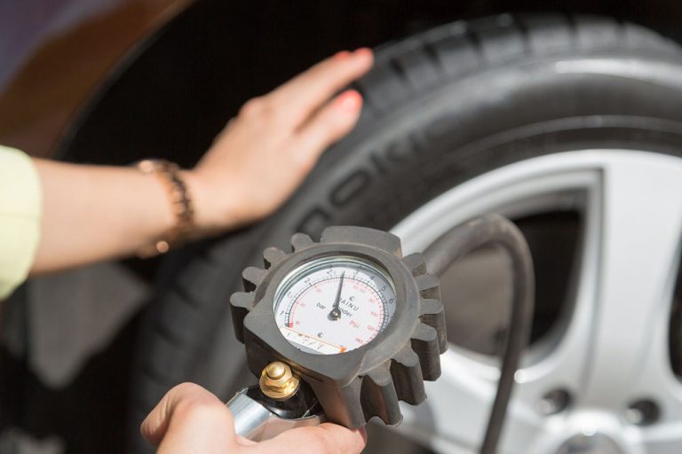 Las ruedas de tu coche, según la presión, así se desgastan