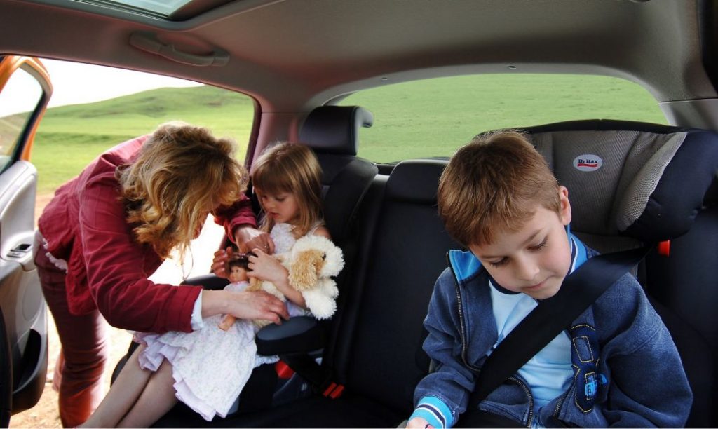 Olga (38), técnico de seguridad: ‘Deberías seguir estos cinco consejos para que tu hijo viaje en el coche de forma segura en otoño, invierno, primavera y verano’ 39 Motor16 sillitas infantilesEl asiento posterior derecho es el segundo ms seguro para los menores en el coche solo detrs del asiento central Motor16