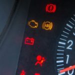 Guía completa de los testigos rojos del coche: evita averías de hasta 1.500 euros con estos consejos del RACE