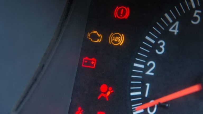 Las 5 luces del coche que te pueden arruinar el verano