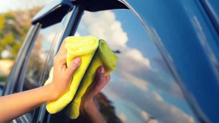 Cómo limpiar los cristales del coche mejor que en los autolavados