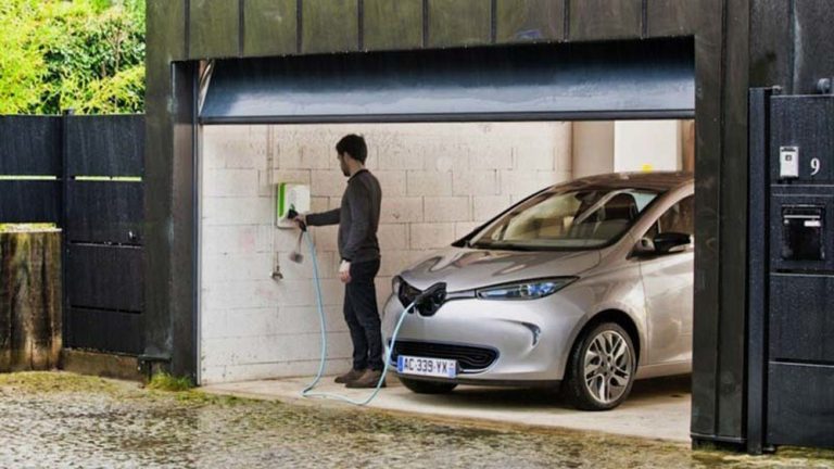 Qué coche elegirías a diario si tuvieras en el garaje uno de combustión y uno eléctrico
