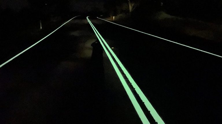 Así son las diferentes líneas continuas que te puedes encontrar en la carretera