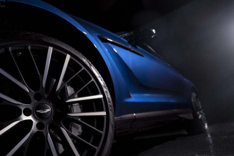 Pirelli firma las impresionantes ruedas del Aston Martin DBX707