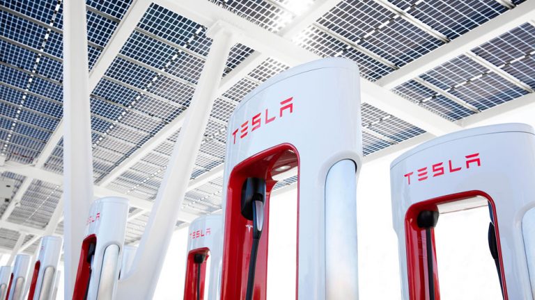 Ford se rinde ante la supremacía de Tesla y sigue sus pasos