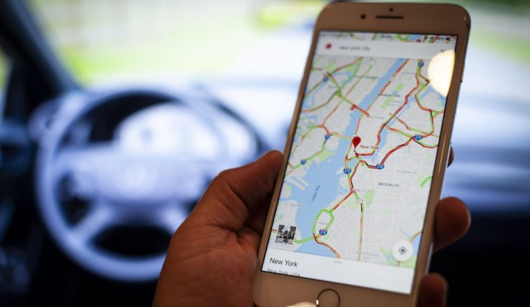 Si eres usuario de Google Maps o Waze, así puedes activar las alertas por radares