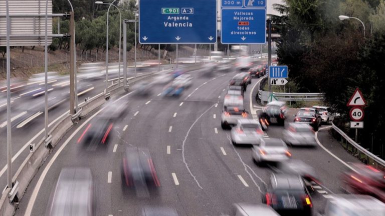 ¿Puedo adelantar por el carril derecho en una autovía?