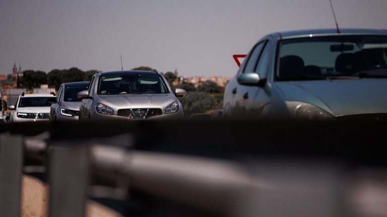 Cuando adelantar por la derecha no es un ‘adelantamiento prohibido’ y te ahorras 200 euros de multa