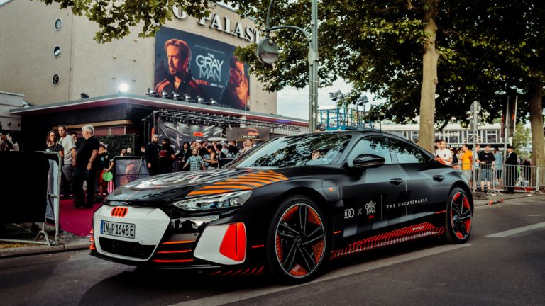 Ryan Gosling y Ana de Armas queman adrenalina al volante de un Audi eléctrico