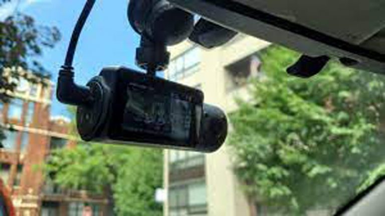 ¿Me puede multar la DGT por llevar una cámara en el coche?