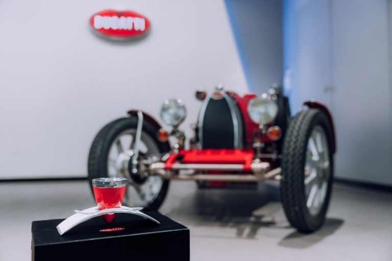El café más exclusivo rodeados de Bugatti 