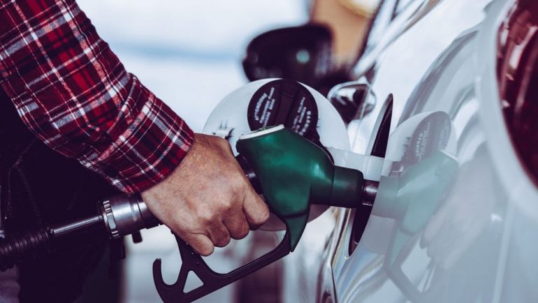La OCU se adelanta a la Semana Santa y te dice cuáles son las gasolineras más baratas