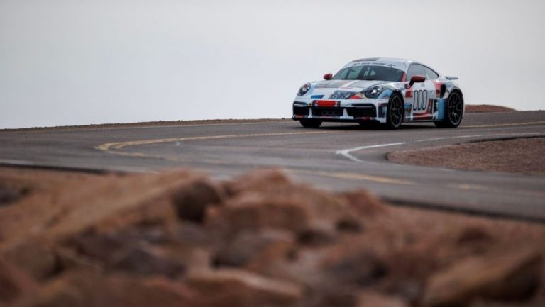 El Porsche 911 Turbo S se ‘sale’ en Pikes Peak