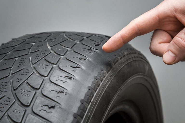 ¿Cuándo debo cambiar los neumáticos de mi coche?
