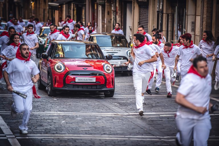 Pamplona cambia los toros por coches MINI eléctricos
