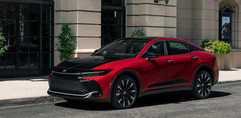 Toyota Crown 2023: el sedán japonés se reinventa con su decimosexta generación