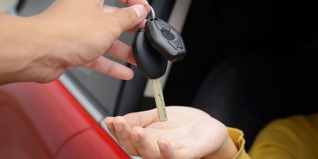 Inclinarse por un coche renting