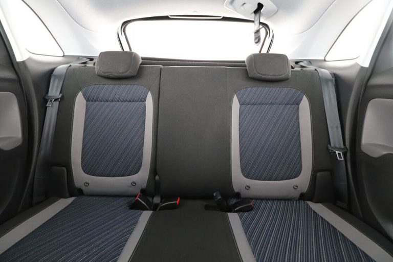 La forma correcta de colocar el reposacabezas de tu coche