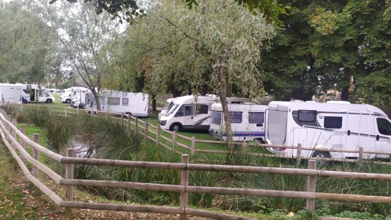 ¿Puedo vivir en una caravana aparcada en un terreno de mi propiedad? La ley es clara respondiendo esta pregunta