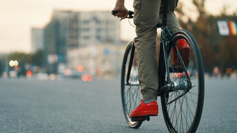 ‘Porque puedo y porque quiero’: El ciclista que incendia las redes sociales al ir por la carretera cuando hay carril bici