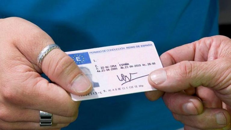 Olvida las multas de tráfico falsas. Este es el nuevo timo del que alerta la DGT