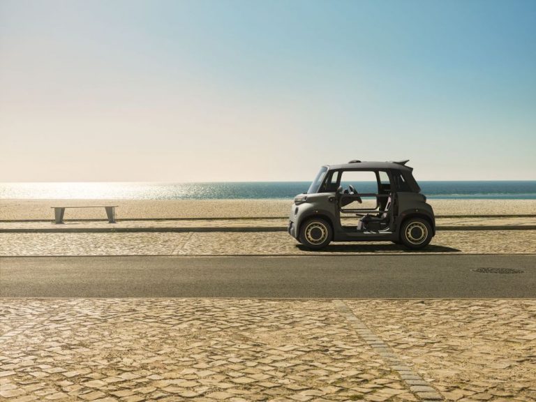¿Vuelves de la playa? Así debes lavar tu coche para quitarle la arena