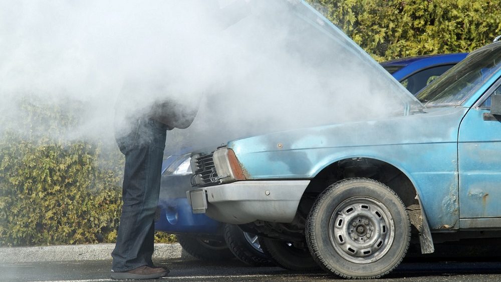 ¿Qué debo hacer si se calienta el motor del coche?