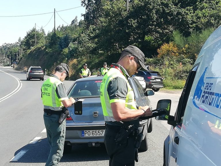 Advertir con gestos a otros conductores. Un riesgo y multa si te pilla la Guardia Civil