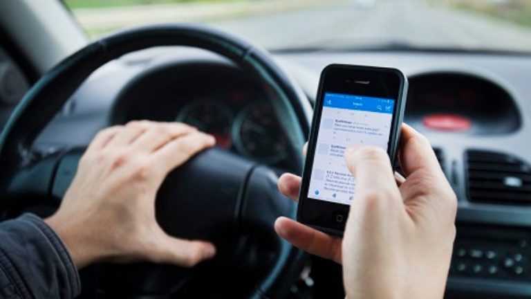 Así debes usar tu teléfono móvil en el coche para evitar una multa de la DGT