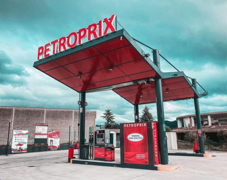 Gasolina ‘low-cost’ o aprovechar el descuento de Repsol, Galp y Cepsa: ¿Qué renta más?