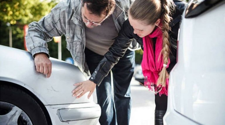 El fácil y sencillo truco para arreglar la abolladura de tu coche sin pasar por el taller