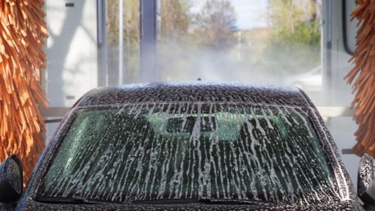 Así debes cuidar y lavar tu coche en verano. Y seguro que lo estabas haciendo mal