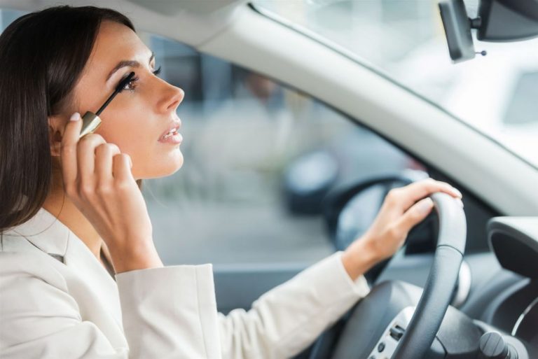 Maquillarse en el coche: la multa que te puede poner la DGT
