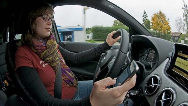 ¿Cuándo y por qué te puede multar la DGT si usas el móvil mientras conduces?