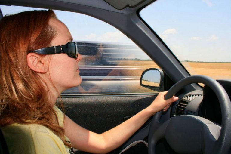 Las mujeres o los hombres: ¿Quién conduce mejor según la DGT?