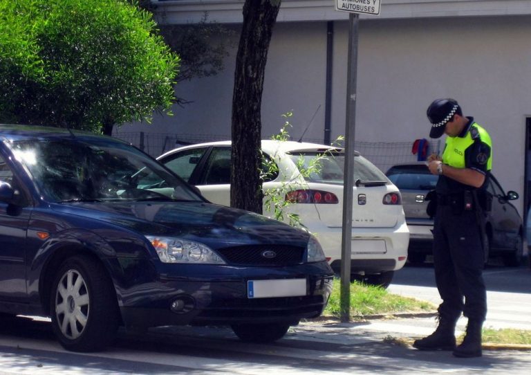 Los motivos por los que la DGT te puede multar incluso estando aparcado