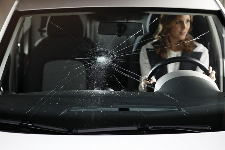 Por menos de 20 euros puedes reparar la luna de tu coche mejor que los chicos de Carglass