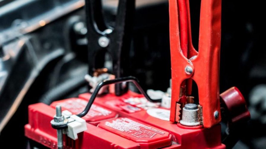 Pasos para arrancar el coche con pinzas