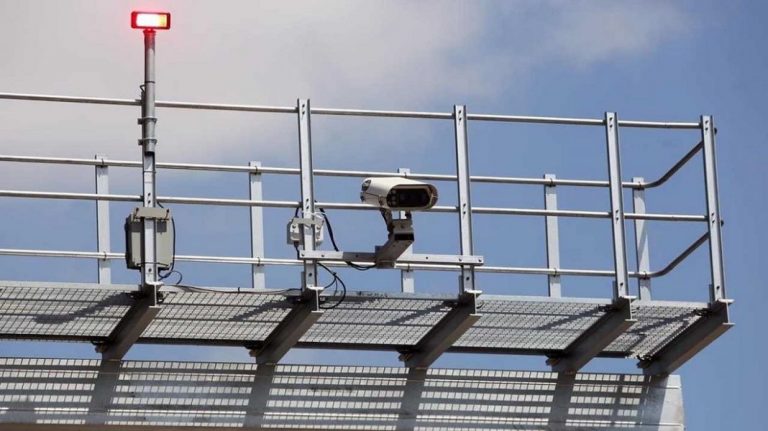 La pista clave que te permite identificar si un pórtico tiene un radar de velocidad instalado… y en activo