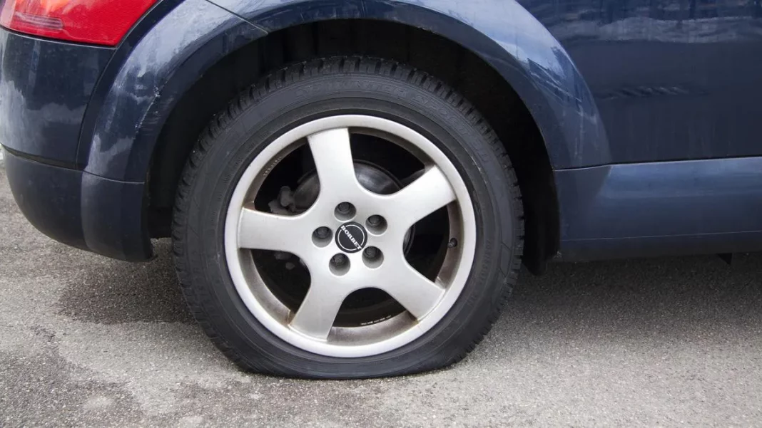 Cómo arreglar un pinchazo en una rueda del coche sin ir al taller