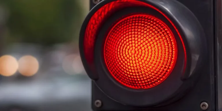 Un conductor, un termómetro, un semáforo en rojo y la Policía Local: Una historia que daría para escribir un libro